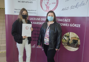 Wychowawca z absolwentem szkoły.
