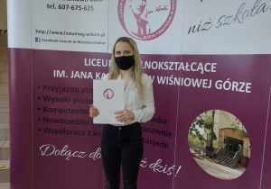 Absolwent szkoły ze świadectwem ukończenia.