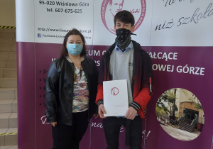 Wychowawca z absolwentem szkoły.