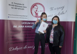 Wychowawca z absolwentem szkoły.