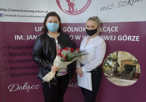 Wychowawca z absolwentem szkoły.