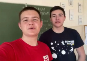 Uczniowie podczas pracy nad filmem instruktażowym.