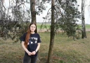 Uczennica podczas pracy nad filmem instruktażowym.