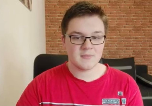 Uczeń podczas pracy nad filmem instruktażowym.