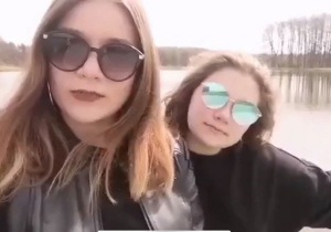 Uczennice podczas pracy nad filmem instruktażowym.