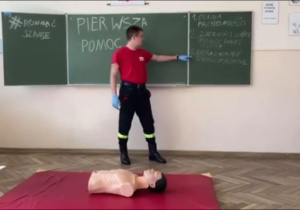 Uczeń podczas pracy nad filmem instruktażowym.