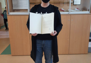 Uczeń z listem gratulacyjnym.