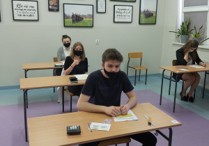 Maturzyści piszący poziom rozszerzony.
