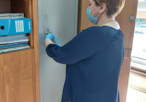 Odbiór arkuszy egzaminacyjnych z rąk dyrektor szkoły.