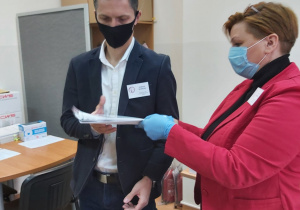 Odbiór arkuszy egzaminacyjnych z rąk dyrektor szkoły.