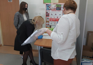 Odbiór arkuszy egzaminacyjnych z rąk dyrektor szkoły.