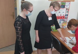 Odbiór arkuszy egzaminacyjnych z rąk dyrektor szkoły.