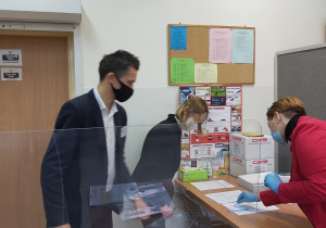 Odbiór arkuszy egzaminacyjnych z rąk dyrektor szkoły.