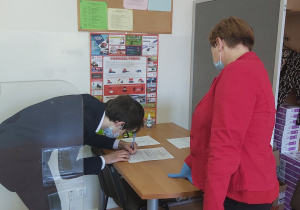 Odbiór arkuszy egzaminacyjnych z rąk dyrektor szkoły.