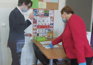 Odbiór arkuszy egzaminacyjnych z rąk dyrektor szkoły.