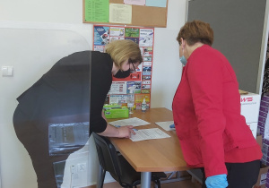 Odbiór arkuszy egzaminacyjnych z rąk dyrektor szkoły.