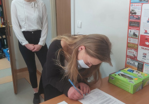 Odbiór arkuszy egzaminacyjnych z rąk dyrektor szkoły.