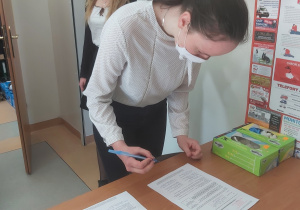 Odbiór arkuszy egzaminacyjnych z rąk dyrektor szkoły.