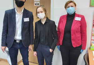 Odbiór arkuszy egzaminacyjnych z rąk dyrektor szkoły.