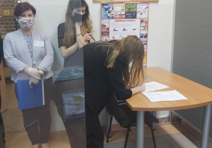 Odbiór arkuszy egzaminacyjnych z rąk dyrektor szkoły.