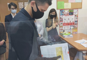 Odbiór arkuszy egzaminacyjnych z rąk dyrektor szkoły.
