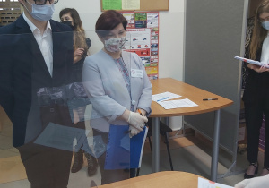 Odbiór arkuszy egzaminacyjnych z rąk dyrektor szkoły.