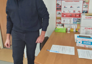 Odbiór arkuszy egzaminacyjnych z rąk dyrektor szkoły.