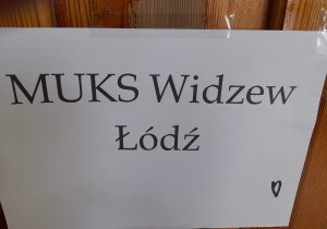Napis MUKS Widzew Łódź .
