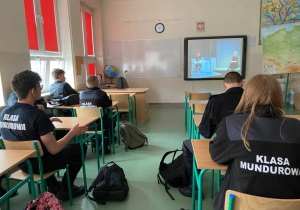 Młodzież klas mundurowych uczestnicząca w warsztatach.