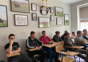Młodzież klas mundurowych uczestnicząca w warsztatach.