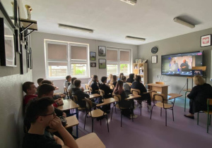Młodzież klas mundurowych uczestnicząca w warsztatach.