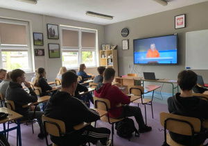 Uczniowie uczestniczący w spektaklu i warsztatach.