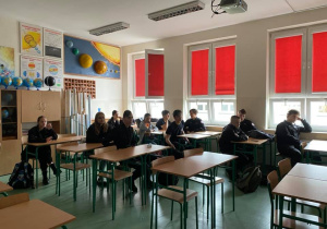 Uczniowie uczestniczący w spektaklu i warsztatach.