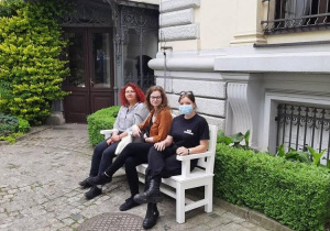 Uczennice przed Pałacem Herbsta.