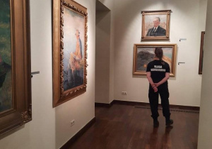 Uczennica w Galerii Sztuki Dawnej.