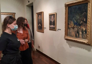 Uczennice w Galerii Sztuki Dawnej.