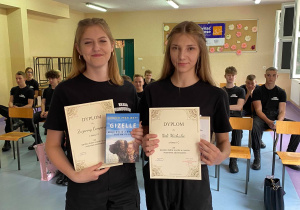 Licealiści ze świadectwami.