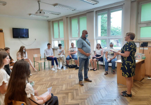 Licealiści podczas uroczystości zakończenia roku szkolnego 2020/2021