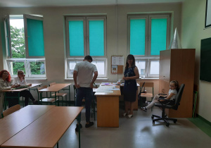 Licealiści podczas uroczystości zakończenia roku szkolnego 2020/2021