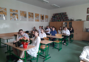 Licealiści podczas uroczystości zakończenia roku szkolnego 2020/2021