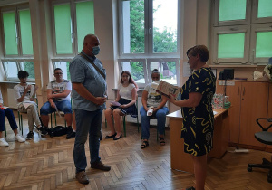 Licealiści podczas uroczystości zakończenia roku szkolnego 2020/2021