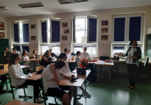 Licealiści podczas uroczystości zakończenia roku szkolnego 2020/2021