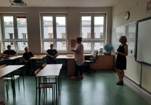 Licealiści podczas uroczystości zakończenia roku szkolnego 2020/2021