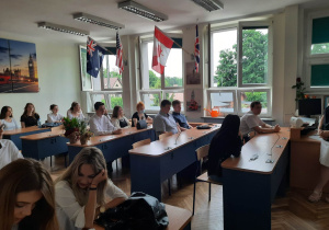 Licealiści podczas uroczystości zakończenia roku szkolnego 2020/2021