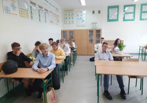Licealiści podczas uroczystości zakończenia roku szkolnego 2020/2021