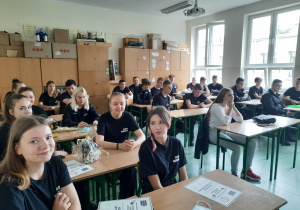 Licealiści podczas uroczystości zakończenia roku szkolnego 2020/2021