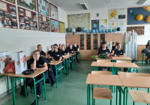 Licealiści podczas uroczystości zakończenia roku szkolnego 2020/2021