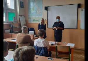 Uczniowie liceum w dniu rozpoczęcia roku szkolnego