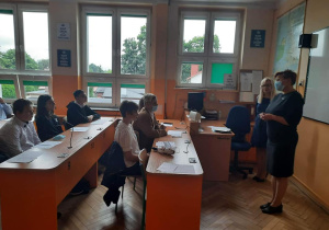 Uczniowie liceum w dniu rozpoczęcia roku szkolnego