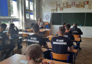 Uczniowie liceum w dniu rozpoczęcia roku szkolnego